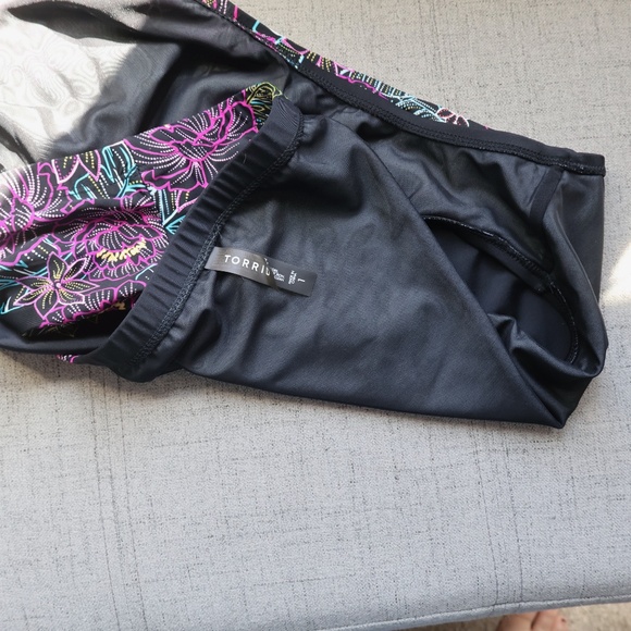Torrid High-Rise Allover Smooth Swim Bottom Size 1 Black Floral Graphic - Picture 4 of 7